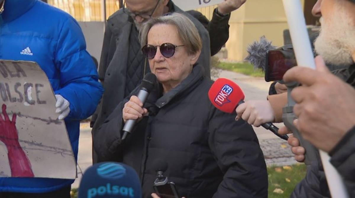 Agnieszka Holland protestuje pod oknami premiera. "To były tylko pozory"