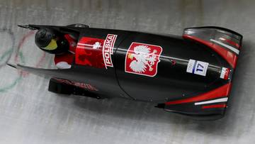 Bobslej z polskimi barwami narodowymi na lodowym torze
