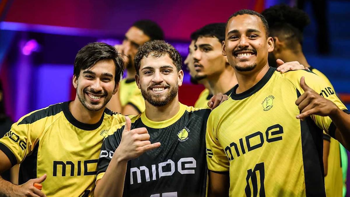 Czterech młodych mężczyzn w ż&oacute;łtych koszulkach sportowych z napisami "MIDE" i numerami na plecach, uśmiechających się do kamery.