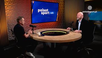 Dw&oacute;ch mężczyzn rozmawia przy okrągłym stole w studiu telewizyjnym Polsat Sport.