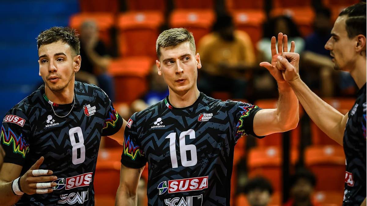 Siatkarze drużyny Sir Safety Perugia w czarnych koszulkach z numerami 8 i 16 na boisku.