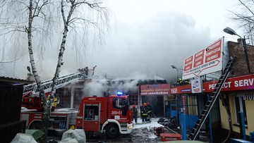 Ugaszono pożar warsztatu samochodowego w Warszawie. Paliły się opony i dach budynku