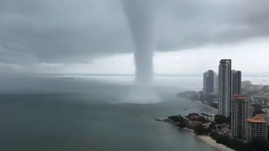 02.04.2019 07:00 Spektakularne tornado wyszło z wody i uderzyło w drapacze chmur. Zobacz niezwykłe nagranie