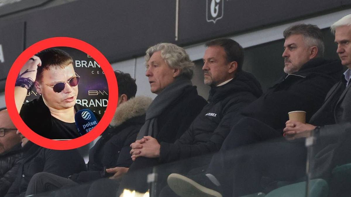 Grupa mężczyzn siedzi na trybunach stadionu piłkarskiego, jeden z nich jest w okręgu z czerwonym obramowaniem.