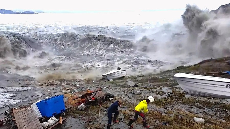 Moment uderzenia tsunami w wybrzeże Grenlandii w 2017 roku. Fot. YouTube / Issuk.