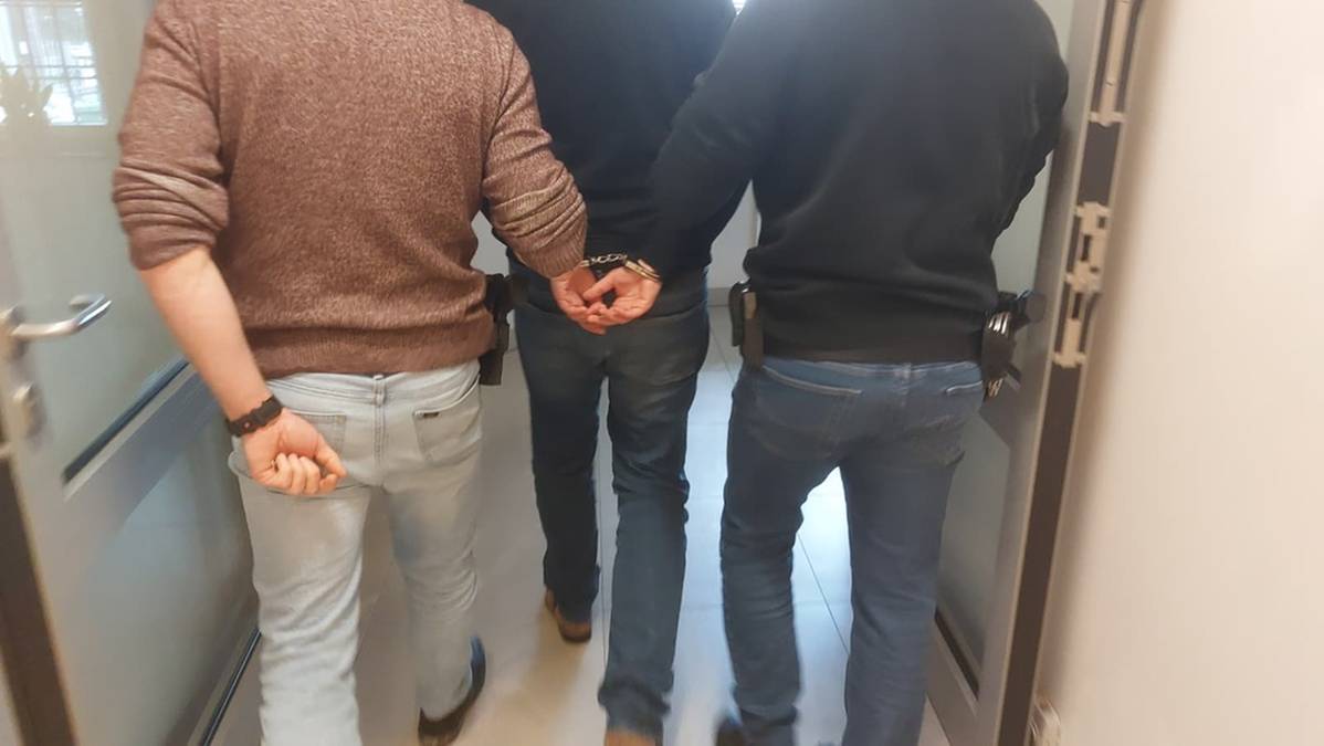 Oszukiwał "na BLIK-a", był poszukiwany pięcioma listami gończymi. Teraz trafił w ręce policji