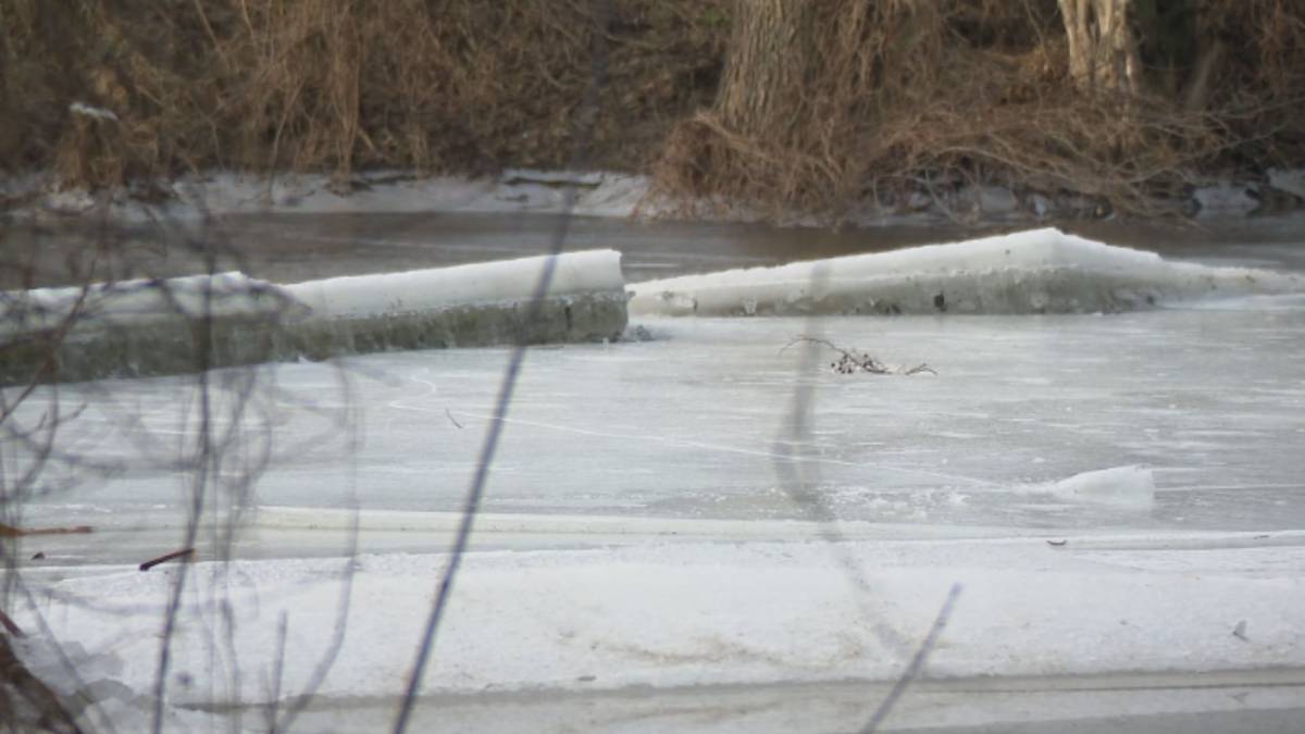 Zator lodowy i zalane domy. Służby nie wykluczają wysadzenia na Wkrze