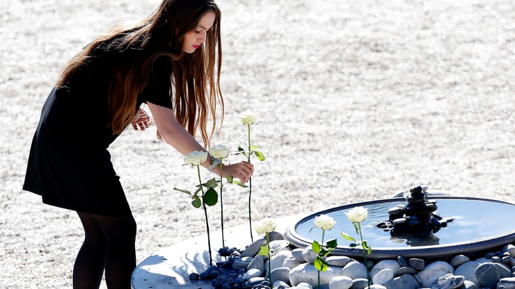 86 ofiar, 86 białych róż. W Nicei upamiętniono tych, którzy zginęli w zamachu z 14 lipca