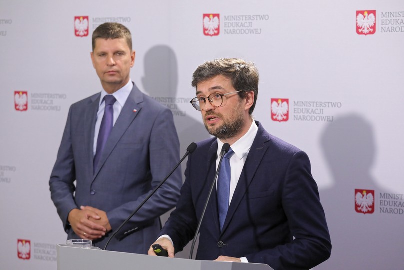 Minister edukacji narodowej Dariusz Piontkowski (L) oraz dyrektor Centralnej Komisji Egzaminacyjnej Marcin Smolik (P) 