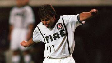 Piłkarz w koszulce Chicago Fire wykonujący strzał do piłki