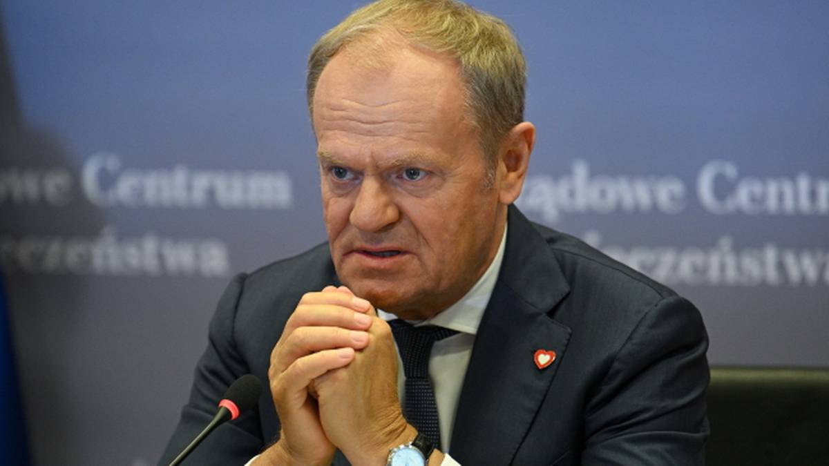 A demonstration in front of Donald Tusk's house. The Prime Minister reacts