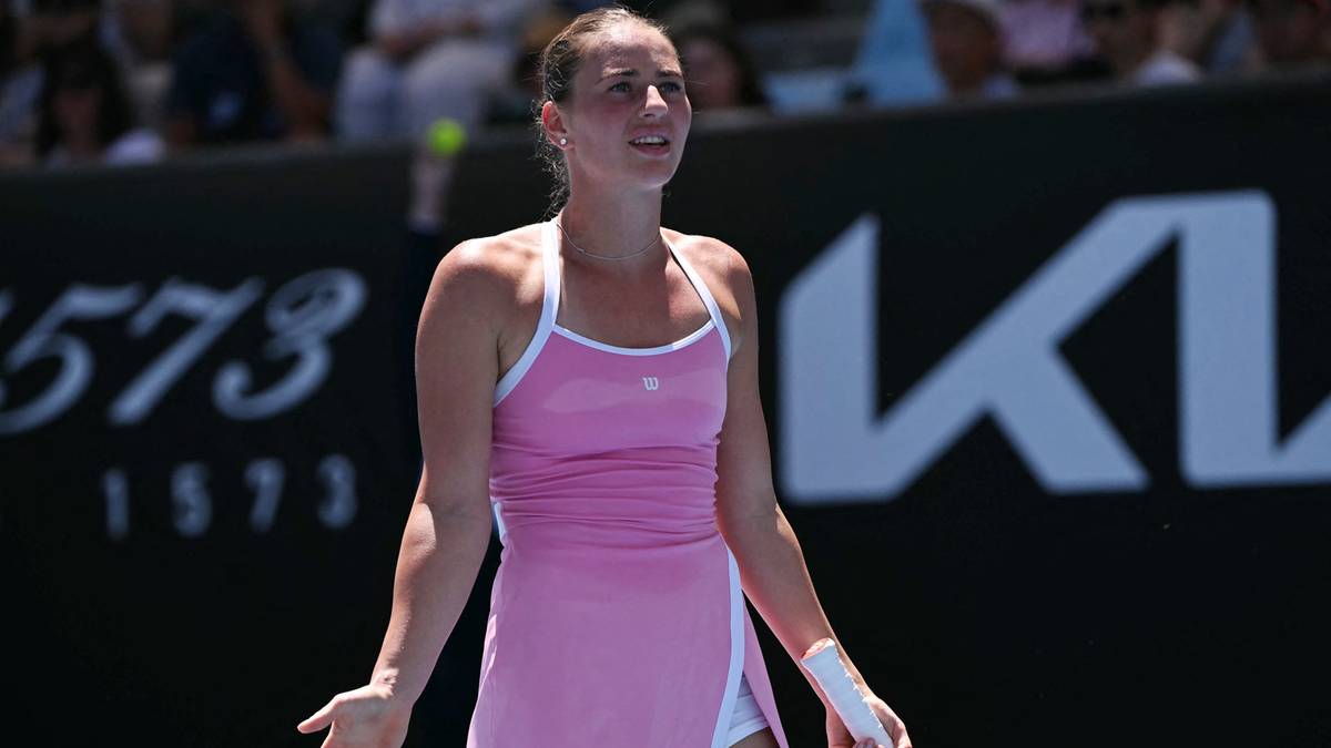 Tenisistka Marta Kostiuk w r&oacute;żowej sukience podczas meczu.