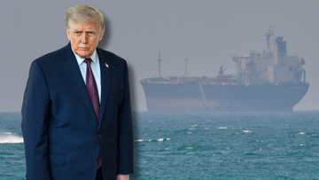 Donald Trump na tle morza i statku towarowego