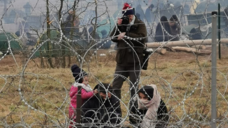 Kryzys na granicy. Policja pokazuje zdjęcia z "sesji fotograficznych"