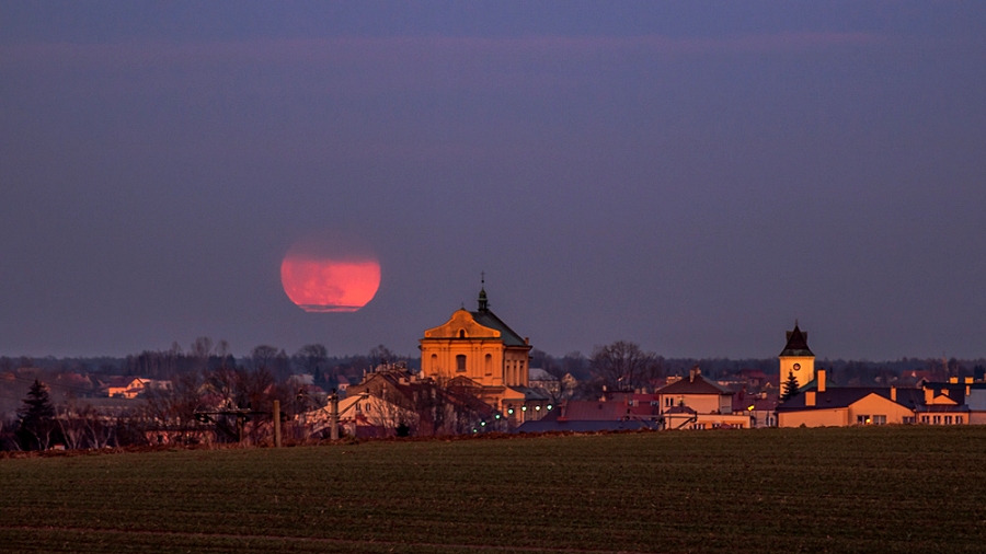 Wschód Księżyca w superpełni na Podkarpaciu. Fot. Witold Ochał.