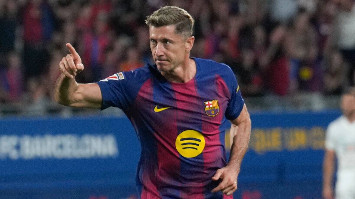 Piłkarz Robert Lewandowski w koszulce FC Barcelona świętuje zdobycie bramki.