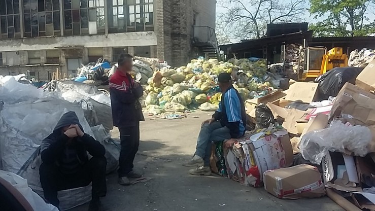 Ukraińcy pracowali nielegalnie w sortowni odpadów. Muszą opuścić Polskę