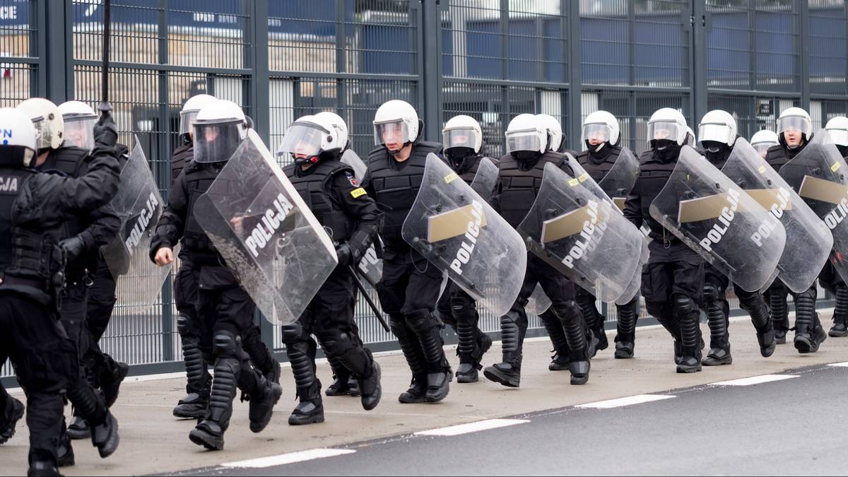 Skradziona flaga, bijatyka i interwencja policji w polskiej lidze. Wylegitymowano ponad 40 osób