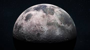 Zbliżenie na Księżyc z widocznymi kraterami i nier&oacute;wnościami powierzchni.