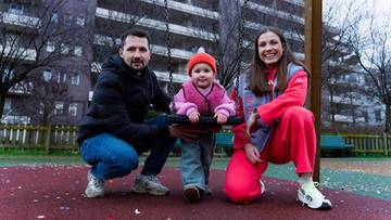 Rodzina, w tym Kaja Ziomek-Nogal, pozuje do zdjęcia na placu zabaw.