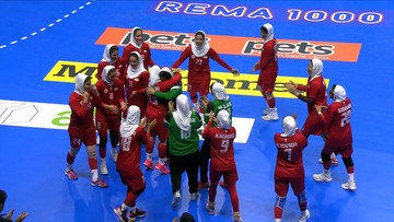 MŚ piłkarek ręcznych: Wzruszające chwile po meczu Norwegia - Iran. Polały się łzy (WIDEO)