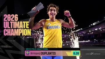 Armand Duplantis w ż&oacute;łtej koszulce reprezentacji Szwecji triumfuje po zwycięstwie w skoku o tyczce na zawodach World Athletics Ultimate Championship.