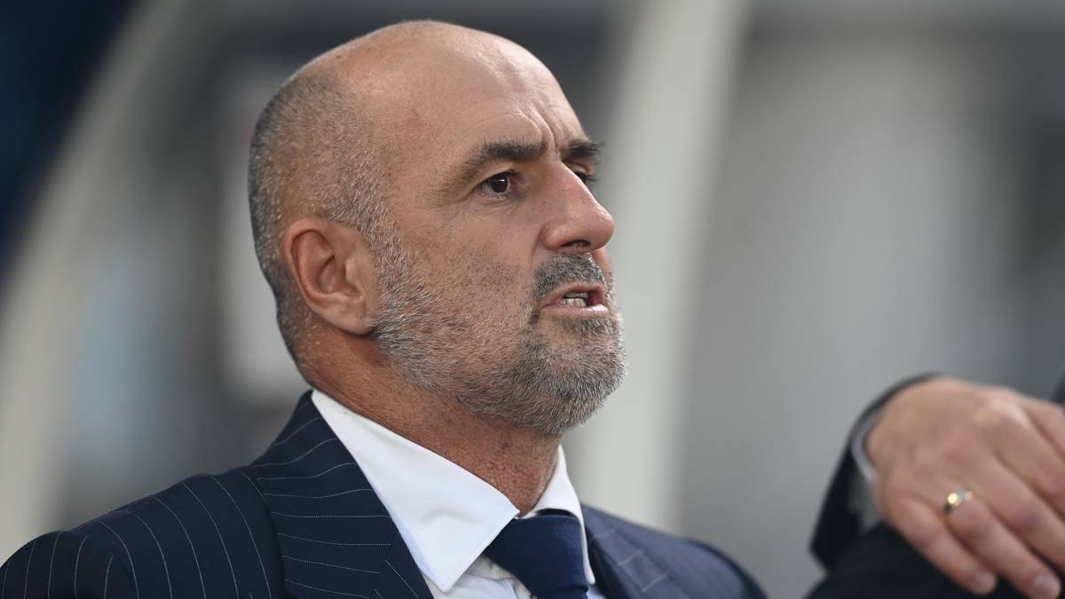 Portret mężczyzny w garniturze, patrzącego w bok.