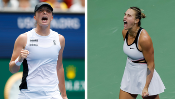 Dwie tenisistki, Iga Świątek i Aryna Sabalenka, świętują zwycięstwo na korcie tenisowym.