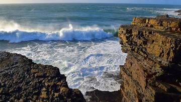 Rodzina porwana przez fale do oceanu. Ojciec nie żyje, poszukiwania córki trwają