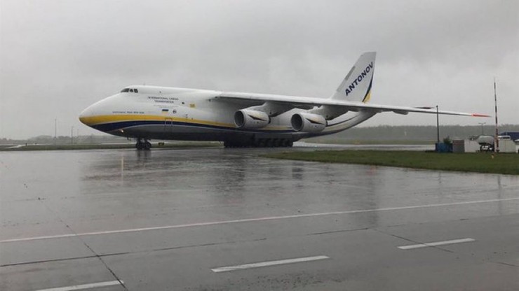 Jeden z największych samolotów wylądował w Polsce. Wiadomo, co miał na pokładzie