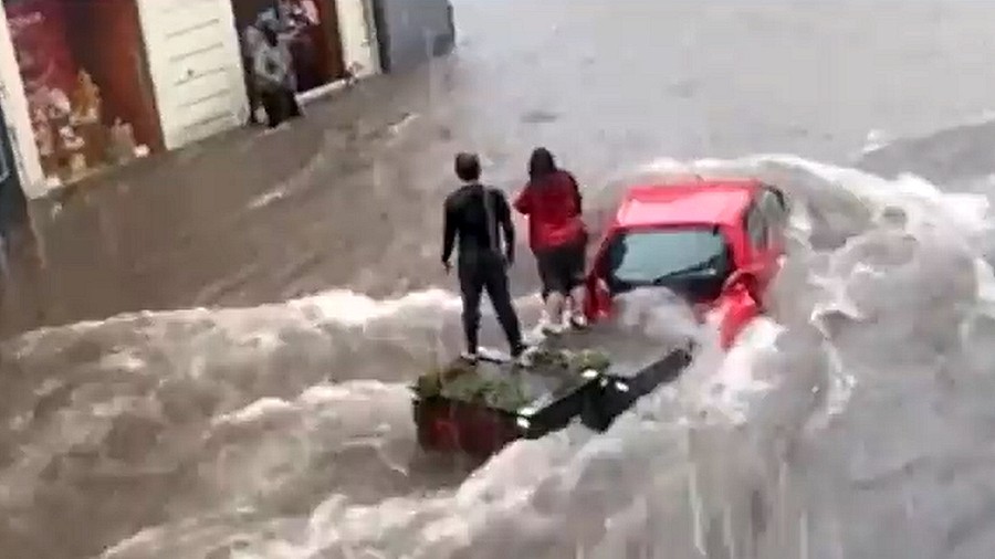 Powódź błyskawiczna na włoskiej Sycylii. Fot. Twitter / Hashtag Elyoum.