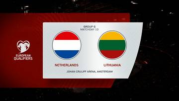Flagi Holandii i Litwy obok siebie, z nazwami krajów poniżej. Grafika zawiera informacje o grupie, kolejce meczowej, nazwie stadionu i mieście: Johan Cruijff Arena, Amsterdam. W lewym górnym rogu znajduje się logo "European Qualifiers" z sercem.