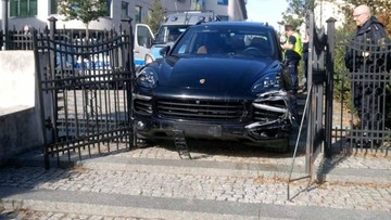 Poznań: uciekał policji pod prąd i po deptaku. Jego porsche utknęło w bramie