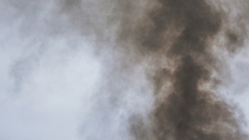 Dym zwiększa ryzyko zakażenia koronawirusem. Najnowsze badania  