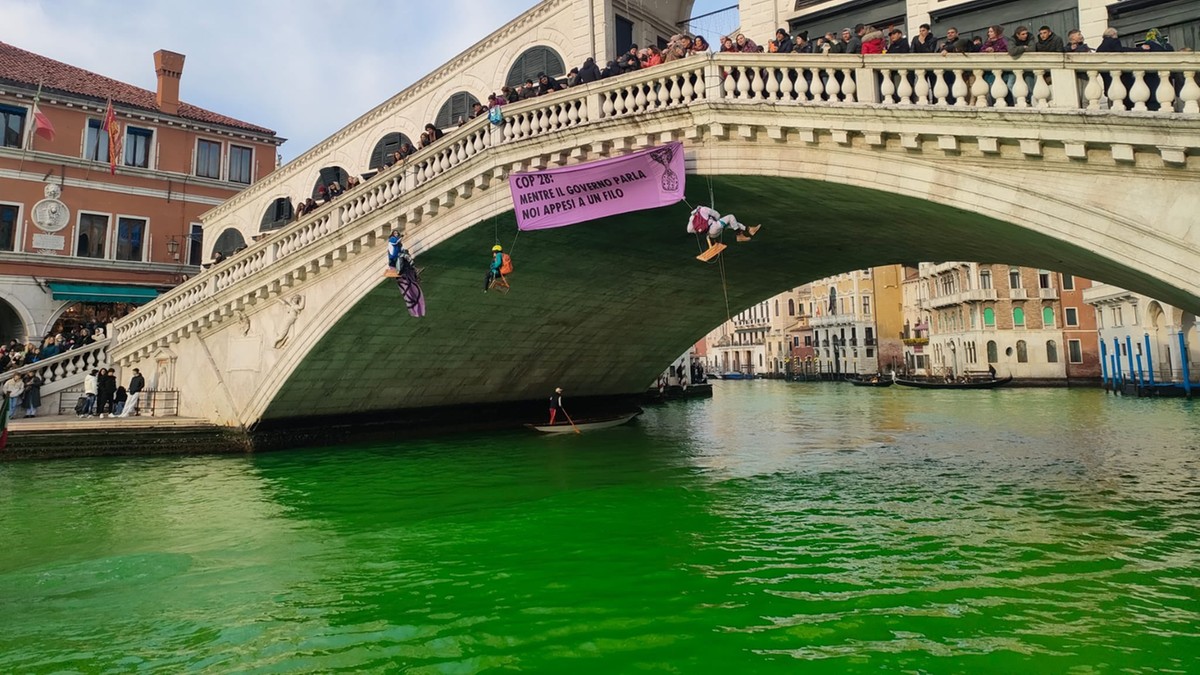 Włochy. Aktywiści klimatyczni zabarwili wodę w kanałach i rzekach pięciu miast