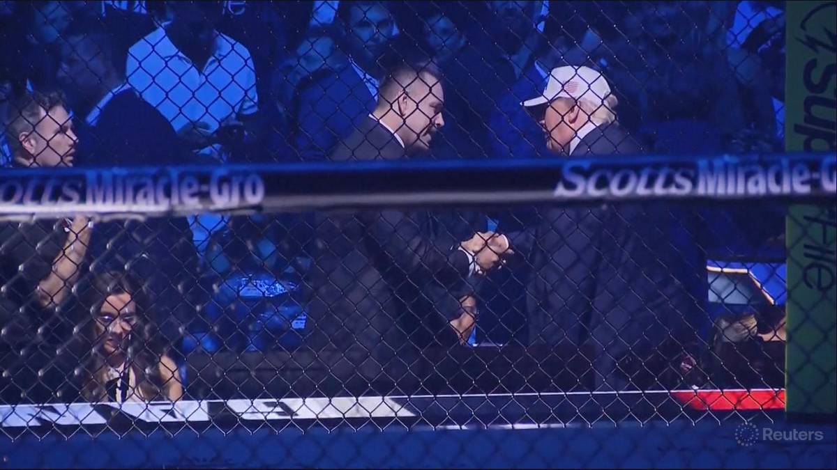 Donald Trump i Dana White ściskają sobie dłonie na tle klatki ringowej podczas gali UFC Freedom 250.