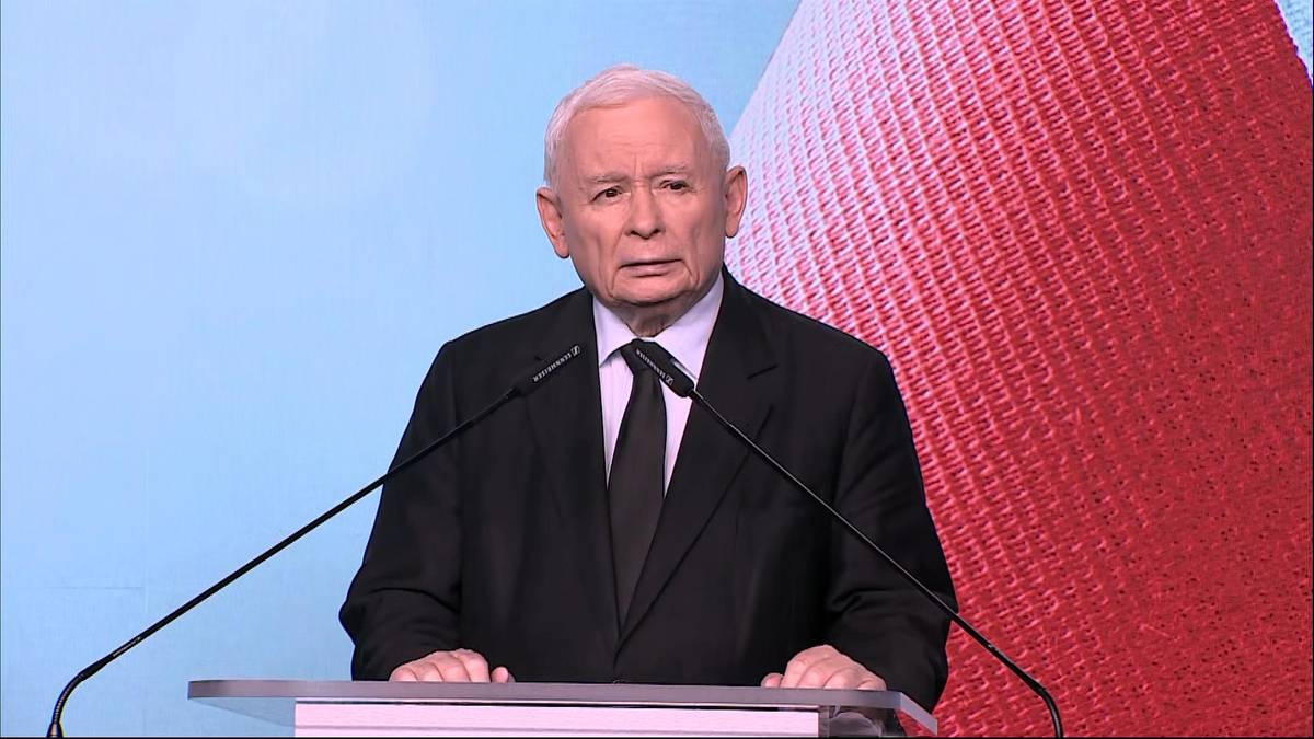 Jarosław Kaczyński przemawia za mównicą.