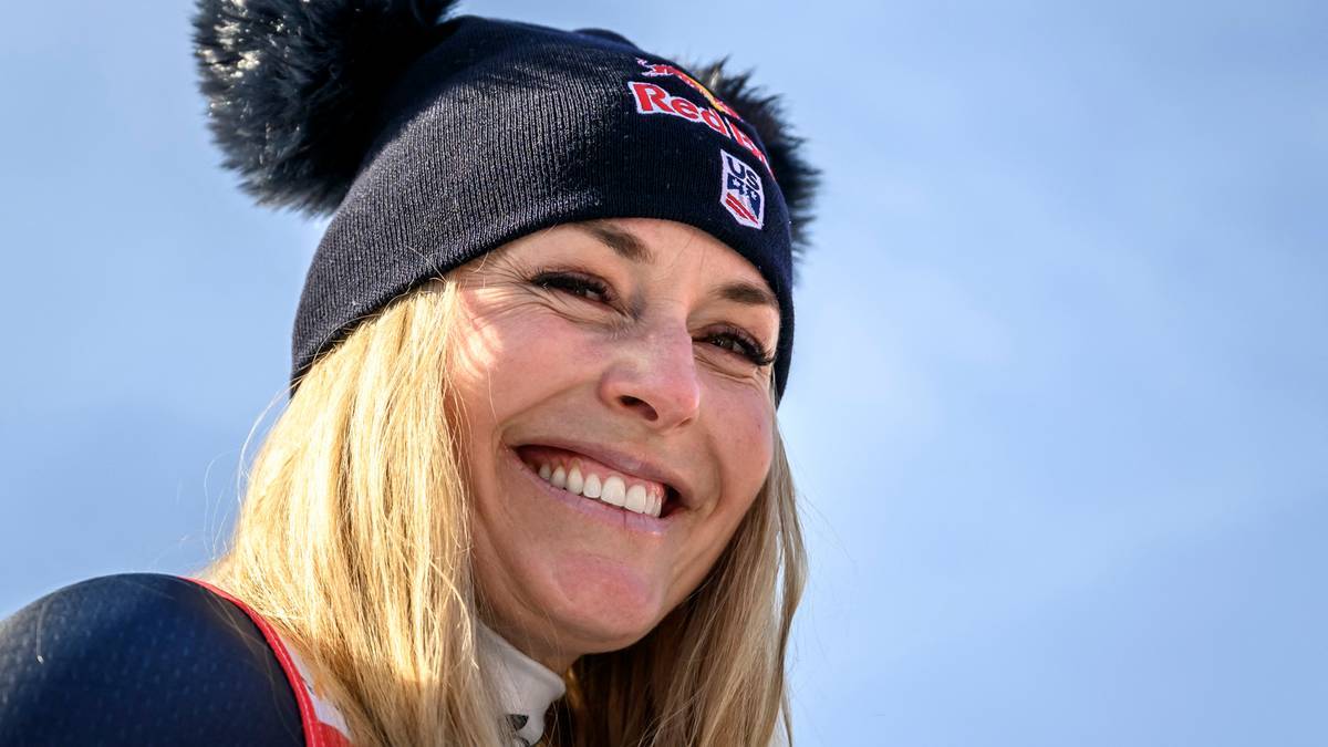 Zbliżenie na uśmiechniętą twarz Lindsey Vonn w czapce narciarskiej.