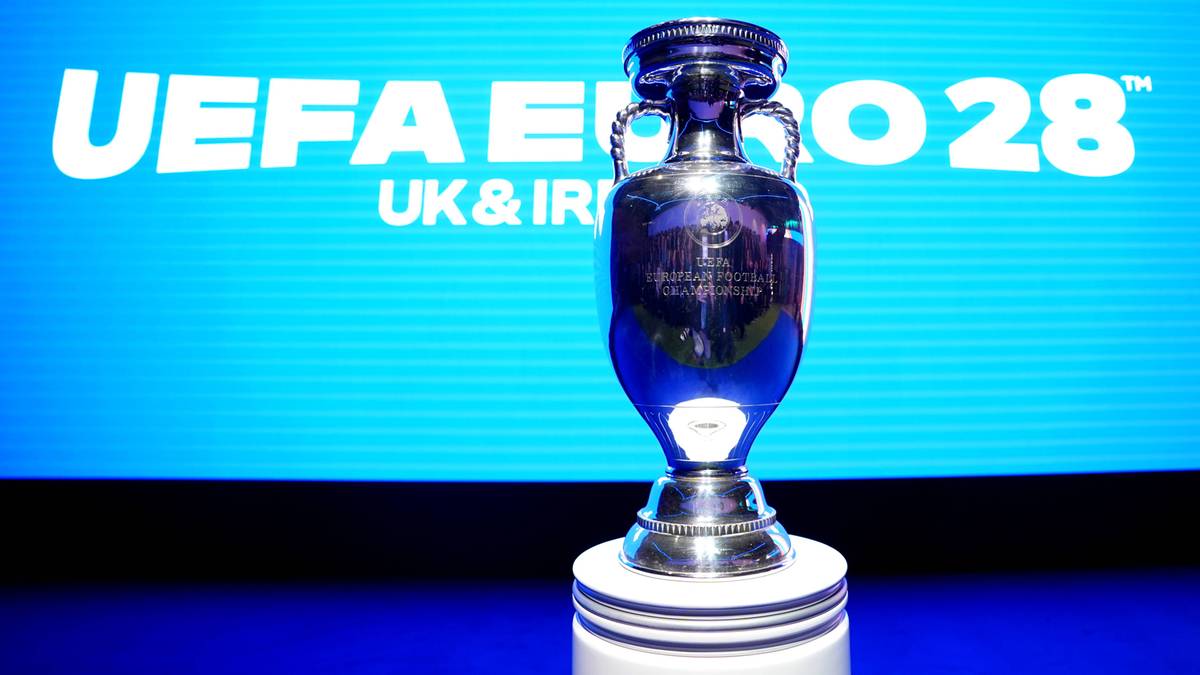 Trofeum UEFA EURO 28 na tle niebieskiego tła z logo turnieju.