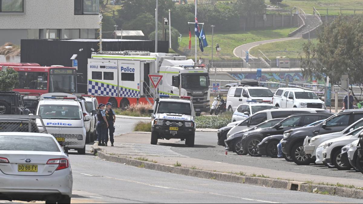 Policyjne samochody na ulicy w pobliżu miejsca ataku na plaży w Sydney.
