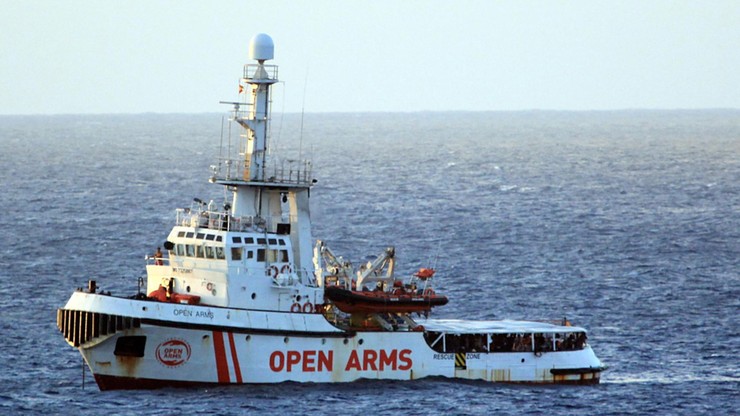 Włochy: u brzegów Lampedusy stoi statek NGO. W rządzie nowy spór o migrantów