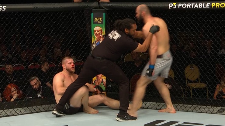 UFC w Petersburgu: Tybura nie przetrwał potężnych ciosów Rosjanina. Porażka Polaka przed czasem!