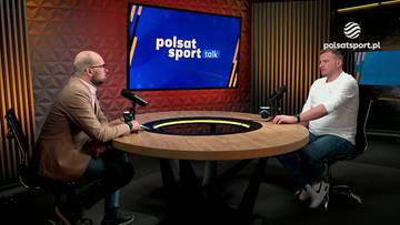 Dw&oacute;ch mężczyzn siedzi przy okrągłym stole w studiu telewizyjnym. Na ekranie za nimi widnieje logo "polsat sport talk".