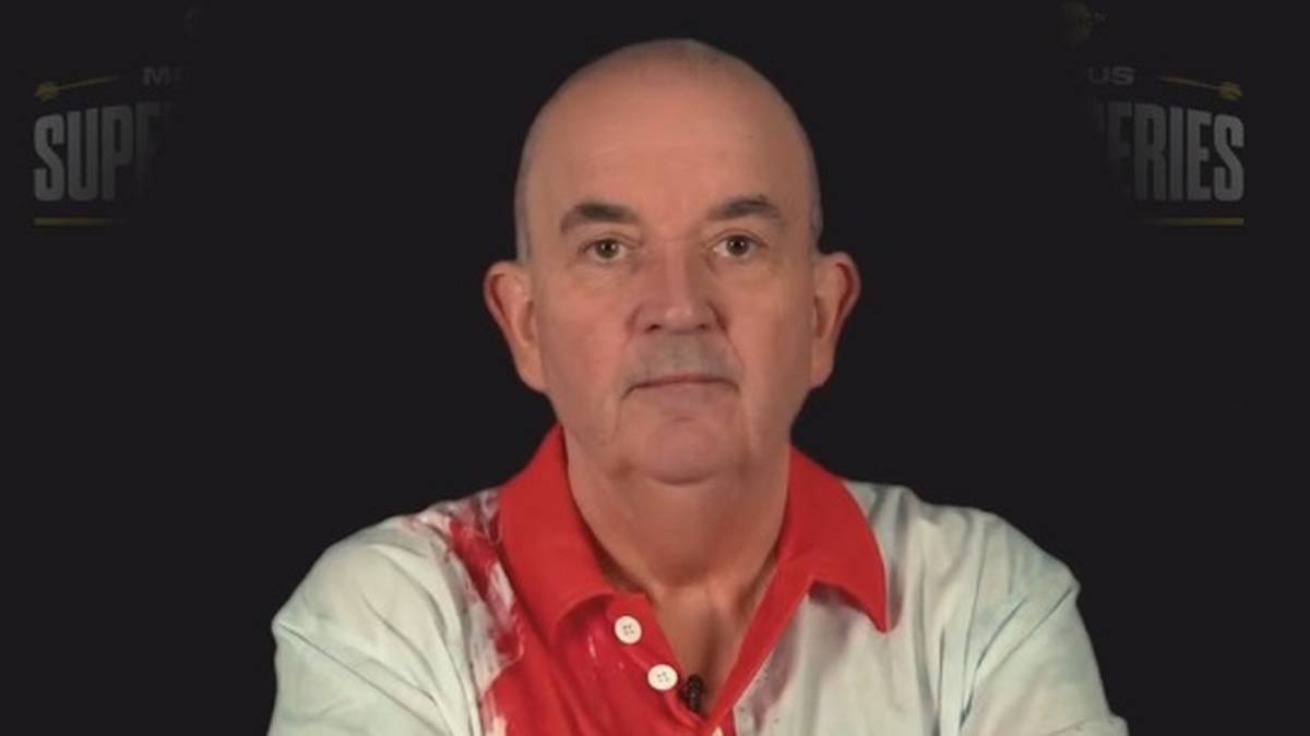 Portret starszego, łysego mężczyzny w jasnej koszuli z czerwonym kołnierzykiem na ciemnym tle.