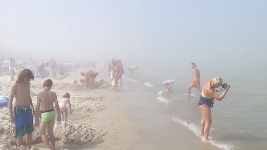 Tak wyglądała mgła morska na plaży w Ostrowie w 2014 roku. Fot. YouTube / jacony1.