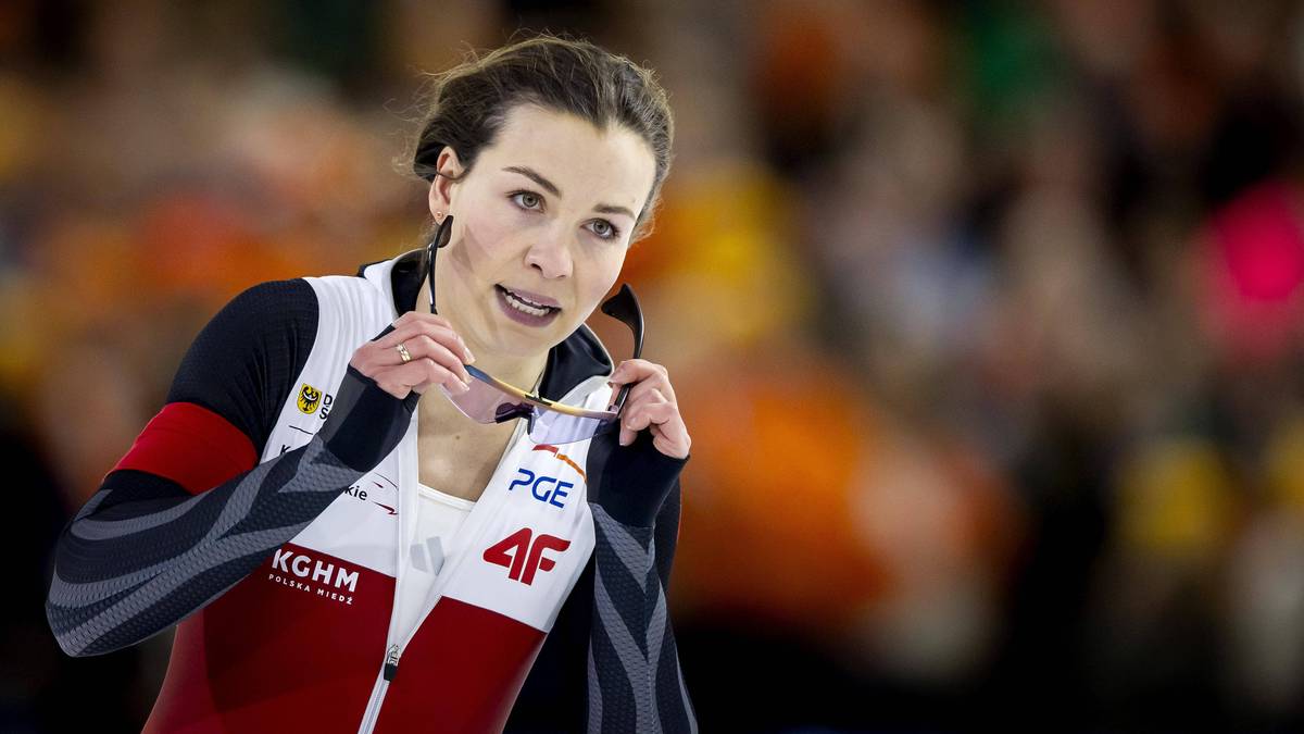 Łyżwiarka szybka Kaja Ziomek-Nogal podczas zawod&oacute;w, poprawiająca okulary.