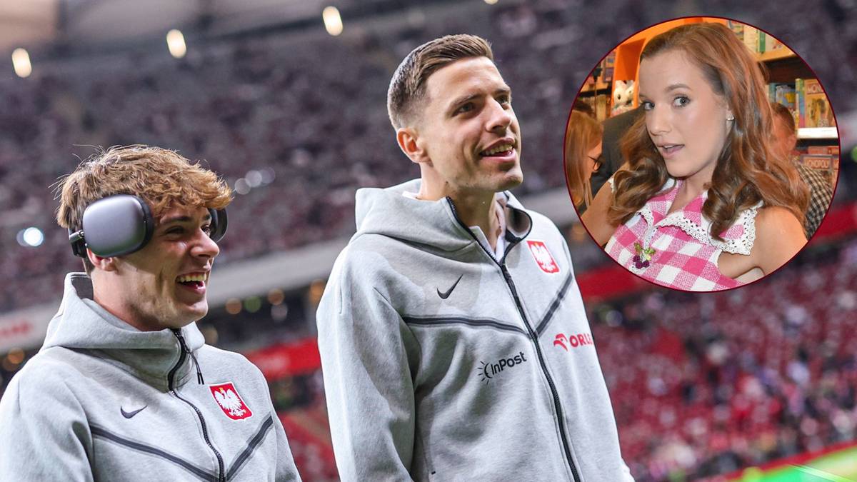 Uśmiechnięty mężczyzna w szarej bluzie z kapturem nosi słuchawki na uszach, a obok niego stoi drugi mężczyzna w podobnej bluzie. W prawym górnym rogu znajduje się okrągłe zdjęcie kobiety z falowanymi rudymi włosami, która uśmiecha się do aparatu.