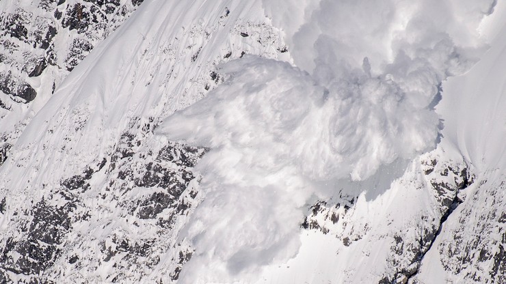 Olbrzymie lawiny schodzą w austriackich Alpach. Opady śniegu największe od stu lat