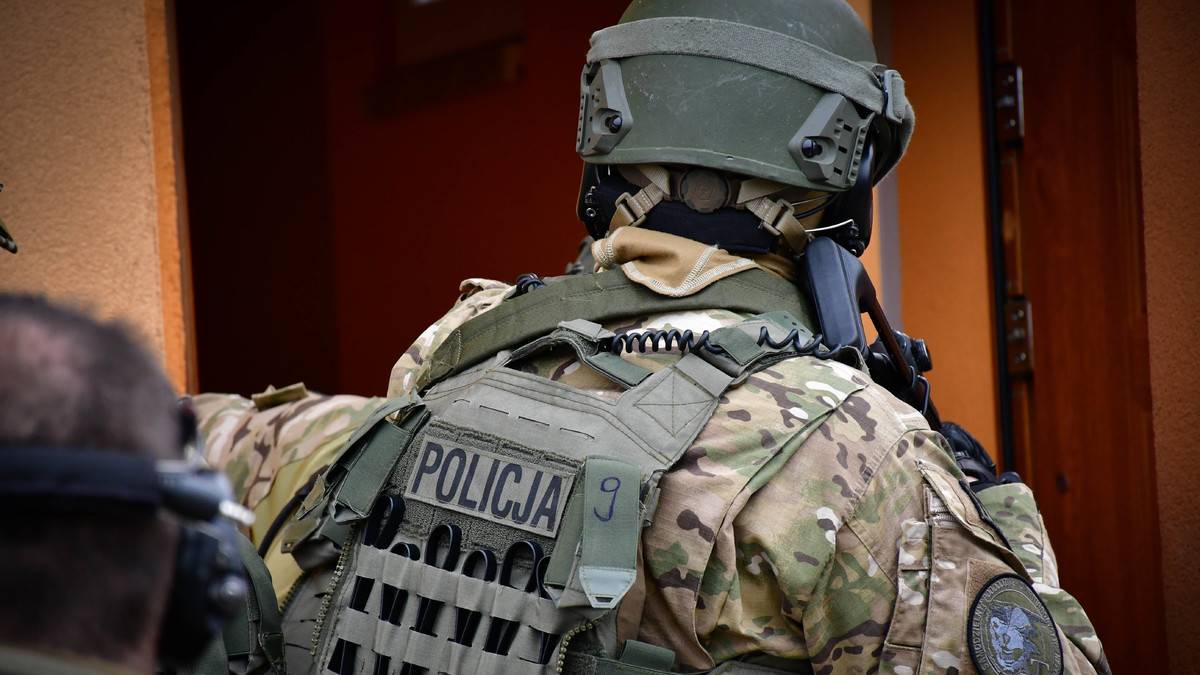 Zaczęło się od kradzieży. 43-latek zabarykadował się z rodziną