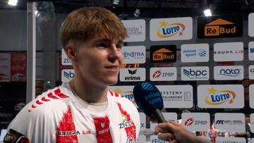 Paweł Kałużny udziela wywiadu po meczu, stojąc na tle ścianki sponsorskiej.